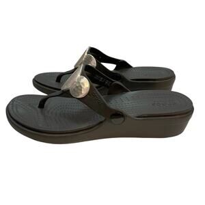 Crocs Sanrah Wedge Sandals 8 Black Hammered Circle Medallion Comfort Flip Flop